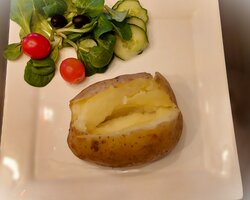 ziemniak upieczony w piekarniku rozkrojony na pół
