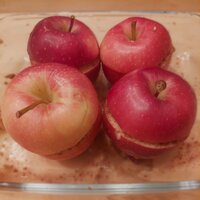 jabłka z nadzieniem gotowe do pieczenia w piekarniku