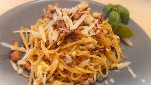 Włoskie Spaghetti Carbonara podane na talerzu