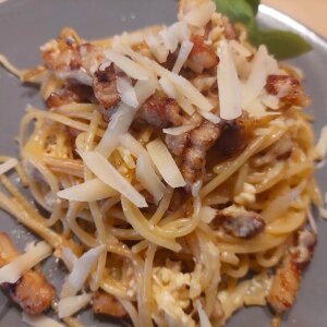 Spaghetti z boczkiem, jakiem i parmezanem