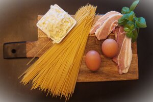 Składniki Spaghetti Carbonara: makaron, jajka,ser, boczek