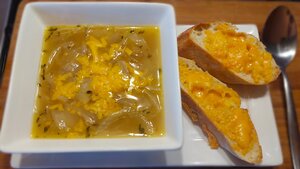 Zupa cebulowa z serem i grzankami